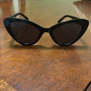 Chic Black Cat-Eye Sunglasses